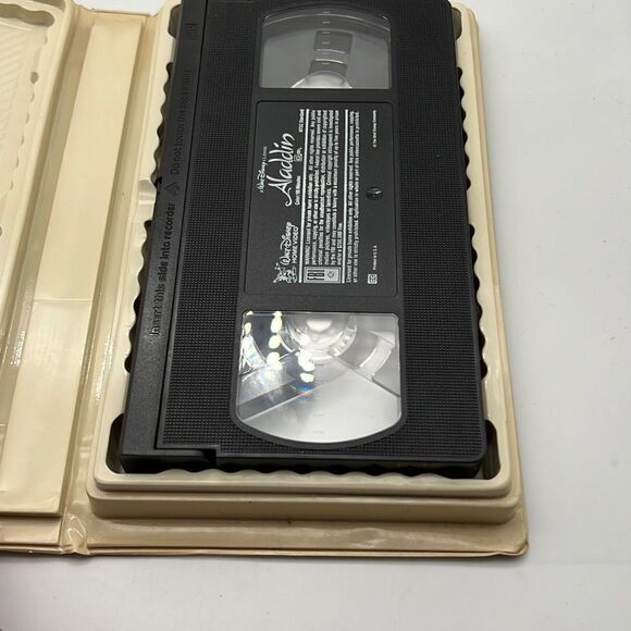 Walt‎ Disney Aladdin VHS Black Diamond Classics Clamshell - Picture 3 of 3